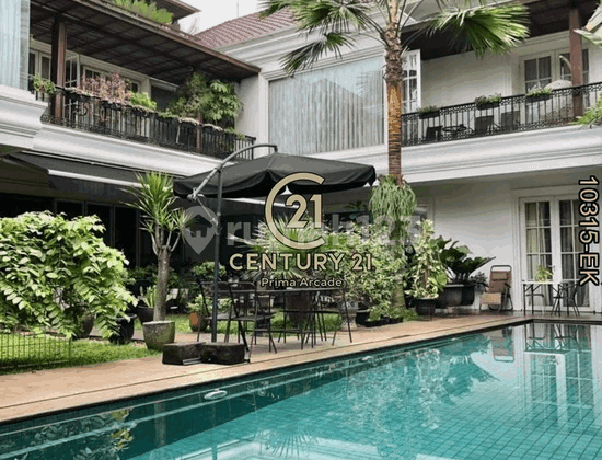 Rumah Hook Luas Dengan Halaman Samping Dan Kolam Renang DiBintaro