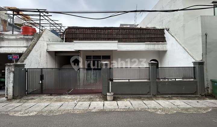 Rumah Lama Masih Siap Huni di Setiabudi Timur, Akses Jalan 2 Mobil