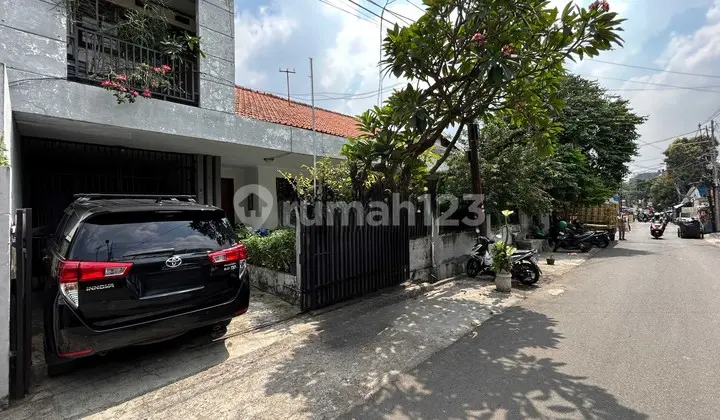 Residential House in West Tebet, 3-Car Road Access, Includes a 10-Bedroom Boarding House