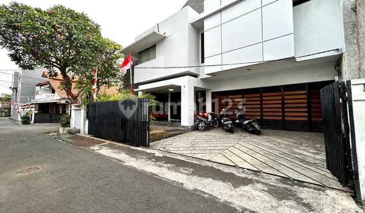 Luxurious 2-Story House in East Tebet, Easy Access
