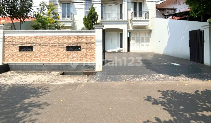 Rumah Mewah di Tebet Timur, Akses Jalan 3 Mobil, Lingkungan Nyaman