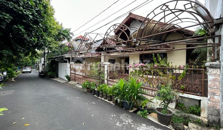 Tebet Barat, Land Measurement House in Front of the Park, Two-Car Road Access