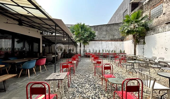 House in the Commercial Area of East Tebet, Next to the Main Road, Directly in Front of the Ecopark. House in the Commercial Area of East Tebet, Next to the Main Road, Directly in Front of the Ecopark.