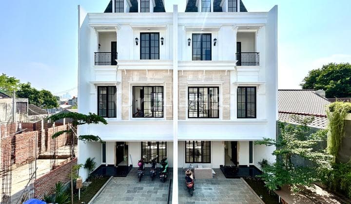 House in the Kalibata Cluster Townhouse Complex