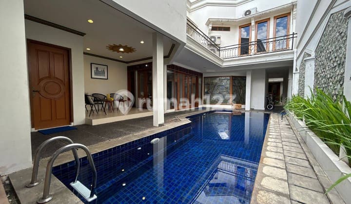 Rumah di dalam komplek gudang peluru, akses lebar depan taman, ada pool