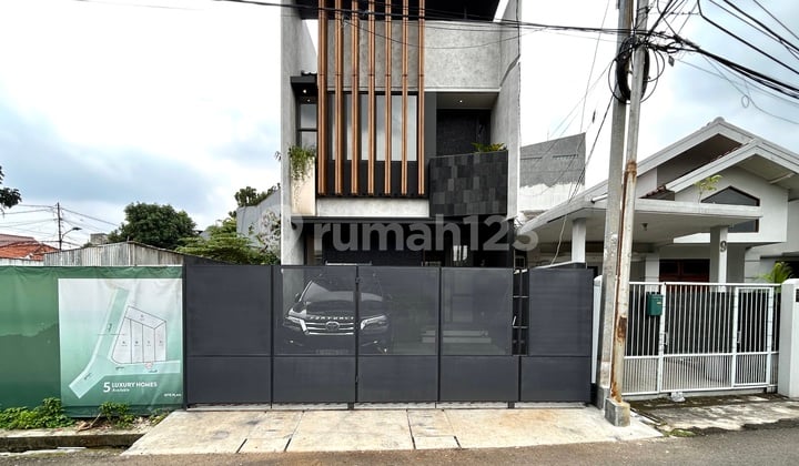 Rumah di Dalam Komplek Polonia Otista Cawang, Akses Jalan 3 Mobil