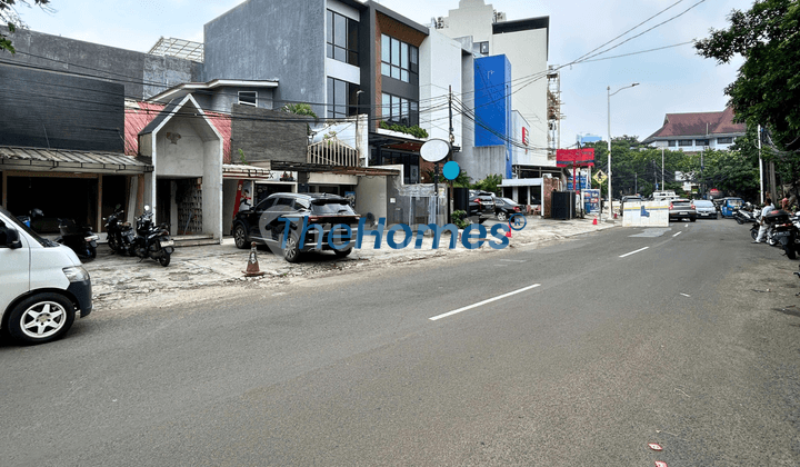 Ruko di Tebet Barat, Jalan Raya