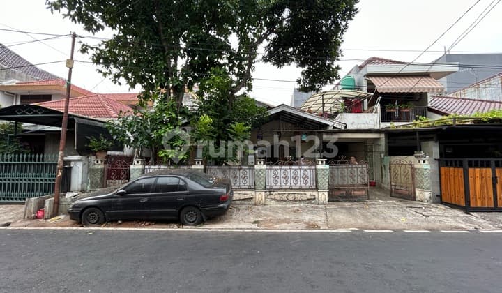 Rumah di Tebet Timur, Akses Jalan 3 Mobil, Dekat Taman Ecopark