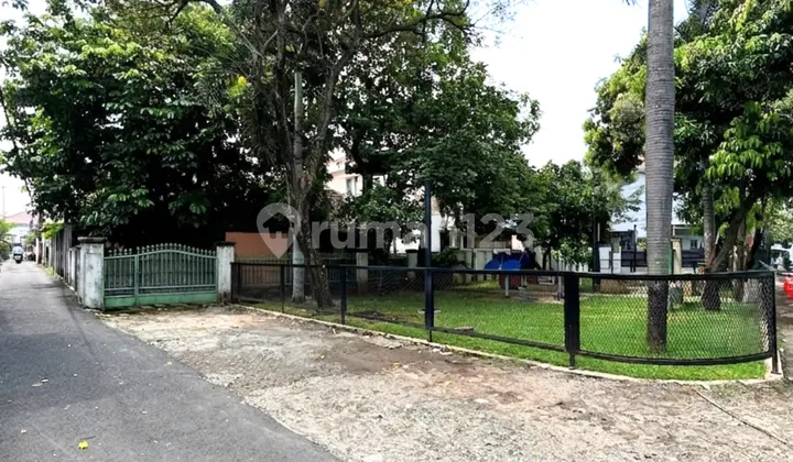 Rumah di Tebet Timur Akses 2 Mobil, Depan Taman