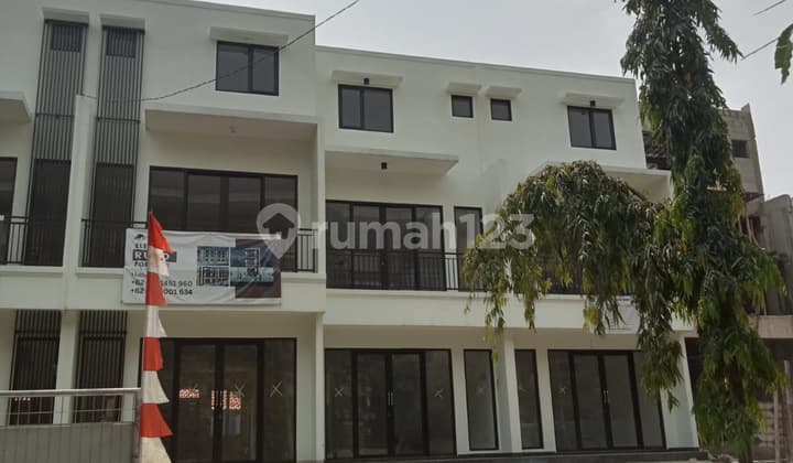 Shop house in Duren Sawit, 2.5 Floors