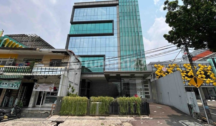 Gedung di Mampang Prapatan Raya, Dekat Tendean