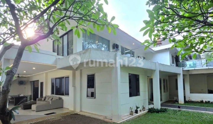 House in Kebayoran Baru, facing a park, wide access for 2 cars.