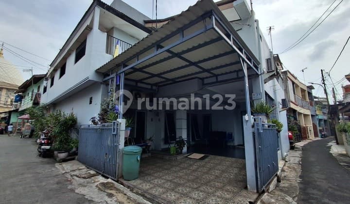 Boarding house in Ros Field, Bukit Duri, Tebet, with two-car road access.