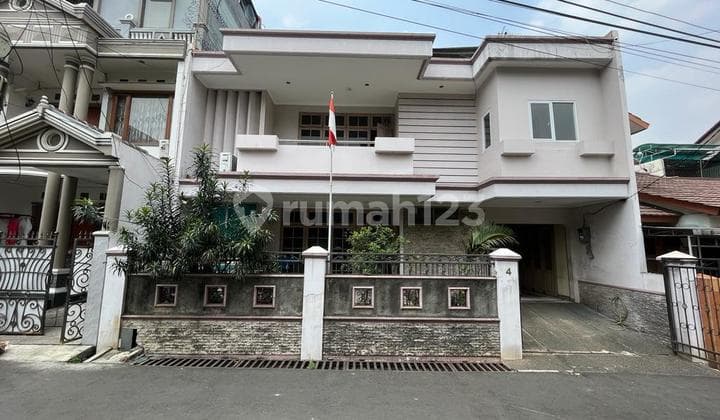 Rumah Depan Taman Jalan 2 Mobil Tebet