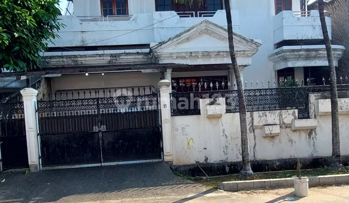 Large 2-story house sunrise garden Large 2-story house sunrise garden