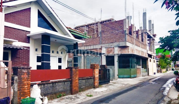 Rumah Second Strategis Dekat Taman Jayawijaya