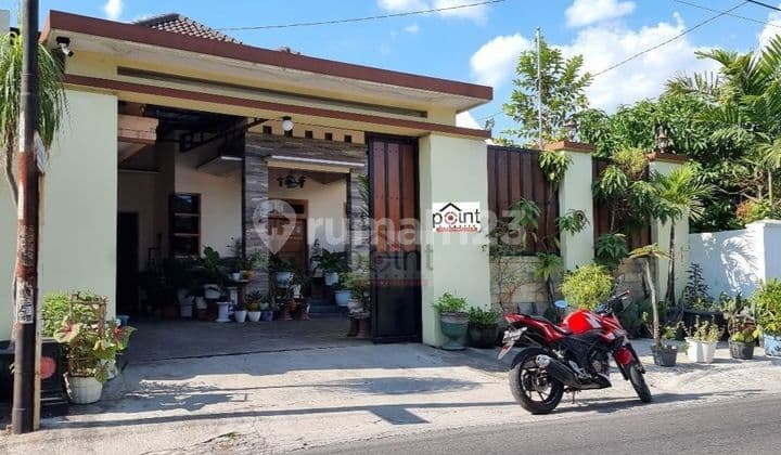 Rumah Mewah Strategis di Pinggir Jalan Utama