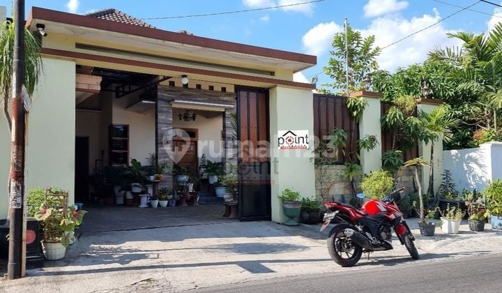 Rumah Mewah Strategis di Pinggir Jalan Utama