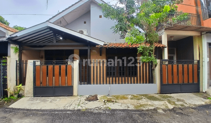 Strategic Well-Maintained House Near St. Purwosari, Solo City