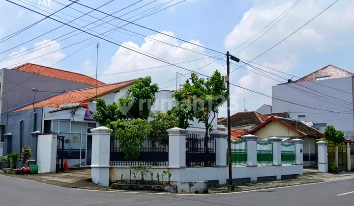 Rumah Hook Strategis Luas di Pusat Solo Kota