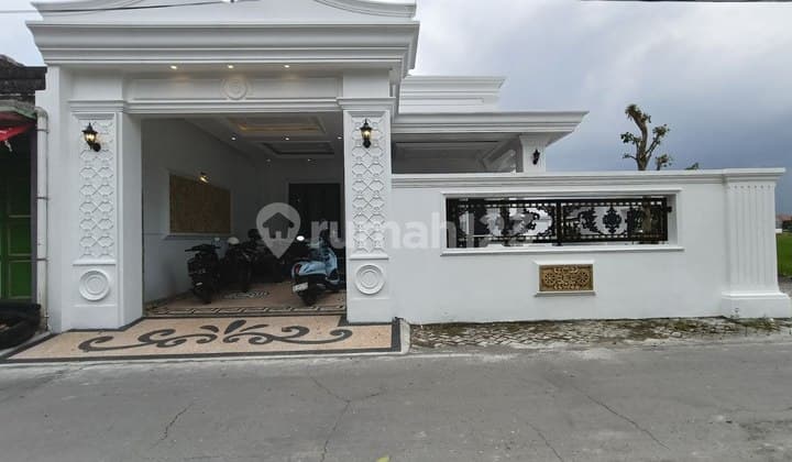 Classic Luxury Hook House Semi Furnished in Ngemplak Kartasura