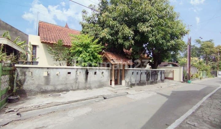 Rumah Luas Nyaman Deket Ke Masjid Syeikh Zayed Solo