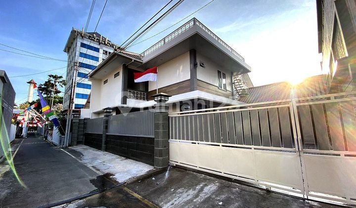 Rumah Mewah 3 Lantai Plus Furnish Dekat Solo Grand Mall