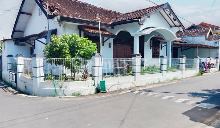 Rumah Strategis Hitung Tanah Dekat De Tjolomadu