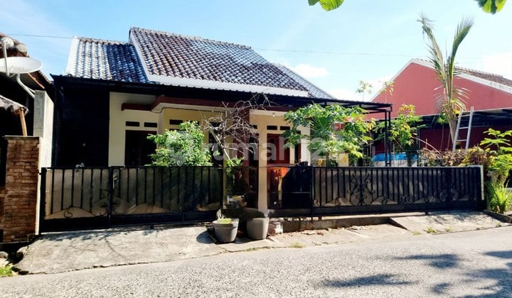 Rumajh Cantik Luas Nyaman Deket ke Exit Tol Klodran