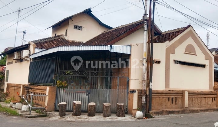 Rumah Hook Strategis Deket Ke Mall Solo Square