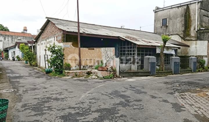 Strategic Hook Land with Bonus Building Near Solo Square Mall