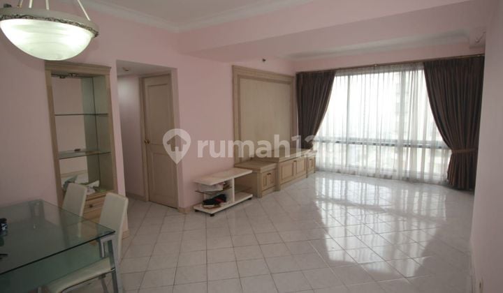 Dijual cepat apartemen Taman anggrek 2 Kamar Tidur Bagus Semi Furnished
