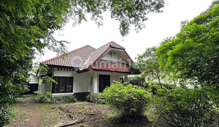 Dijual Rumah Vintage Legendarid Bersejarah, Masih Kokoh Terawat, Halaman Sangat Luas, Banyak Pepohonan dan Taman, di Menteng, Jakarta Pusat