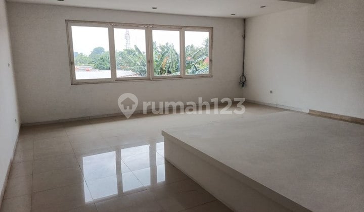 Commercial Building Suitable for Business Strategic Location
