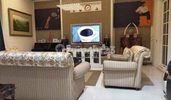 Rumah Dijual & Disewa yang Mencapai 6 Lantai, Ada Lift, Banyak Kamar, Depan Resto Legendaris, di Menteng, Jakarta Pusat