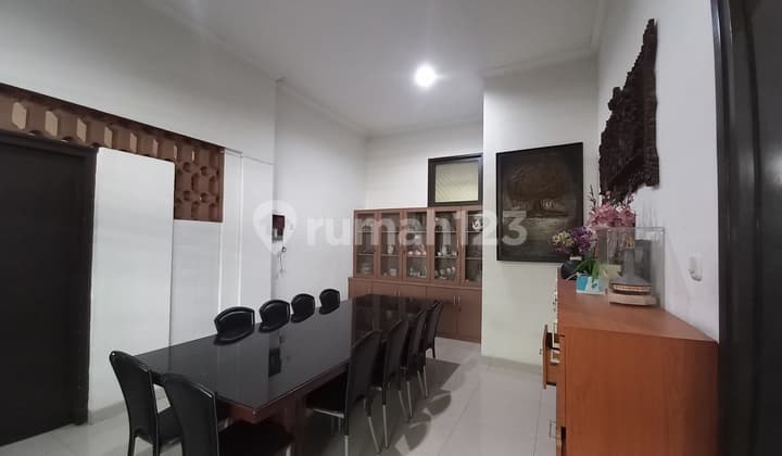 Dijual Rumah Vintage Legendaris Terawat, Halaman Luas, Banyak Kamar, Lokasi Tenang di Menteng, Jakarta Pusat