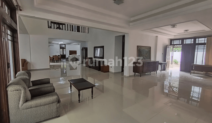 Rumah Disewakan, Bangunan Modern, Ada 8 Kamar, Bisa Juga Untuk Kantor, Fully Furnished, AC Tiap Ruangan, Parkiran Luas, di Menteng, Jakarta Pusat