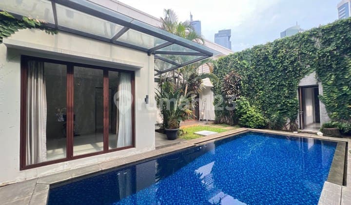 Rumah Disewa Ada Kolam Renang dan Backyard, 2 Lantai, Bangunan Modern, Unfurnished, di Menteng, Jakarta Pusat