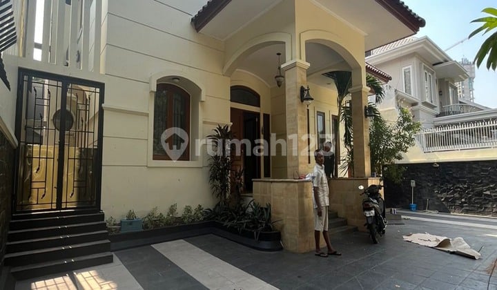 House for Rent in Brawijaya Area, Double Gate Suitable for Residence and Office, Very Strategic Location, Semi-Furnished, Well-Maintained.