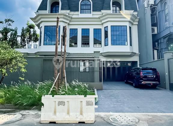 Rumah Cantik American Classic 3 Lantai