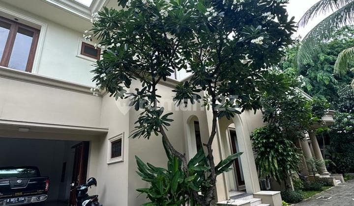 Rumah 2 Lantai Kemang, Compound Pribadi, Kolam Renang, Taman