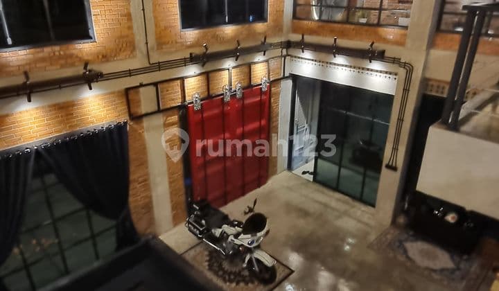 DISEWAKAN/DIJUAL Bangunan Di Jalan Raya Utama Bergaya Industrial Man Cave Cocok Untuk Rumah & Usaha