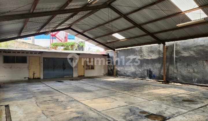 For Sale - Rp 35 Milyarrumah Luas di Kawasan Strategis Supomo, Menteng Dalam - Jakarta Selatan. Cocok untuk Renovasi, Rumah Tinggal Besar, Kantor, atau Investasi karena Lahannya Sangat Luas.