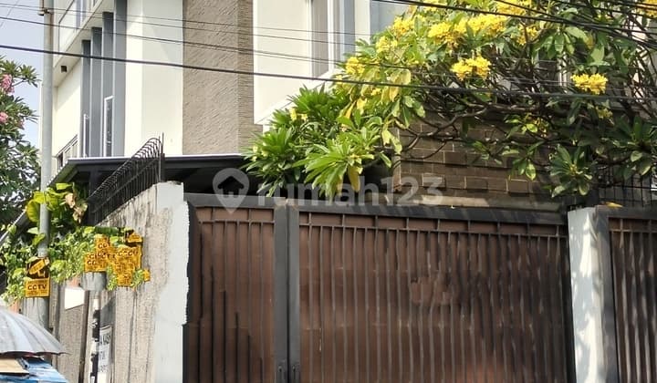 Investment Kost 5 rooms, Furnished & Roof top !! 4 floors Cheap House near Senen