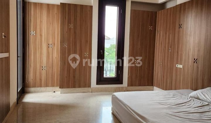 Dijual Rumah Taman Kebon Jeruk Intercon 3 Lantai, Jakarta Barat