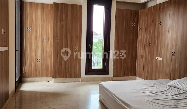 Dijual Rumah Taman Kebon Jeruk Intercon 3 Lantai, Jakarta Barat