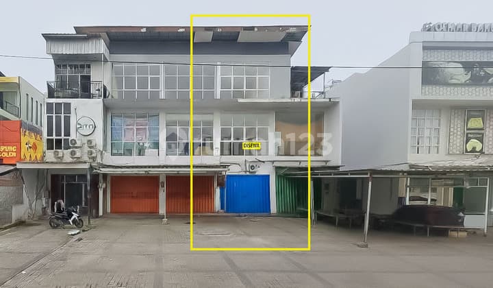 3-Story Shop House for Rent by the Roadside in Way Halim