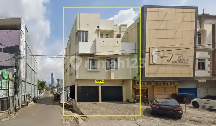 Rent a 2-door 3-story shop house in Gajah Mada.