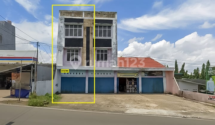 Rent 3-Story Shop House by the Roadside in Rajabasa