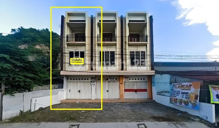 Sell 3-Story Shop House in Front of Mall Beside Yos Sudarso Road